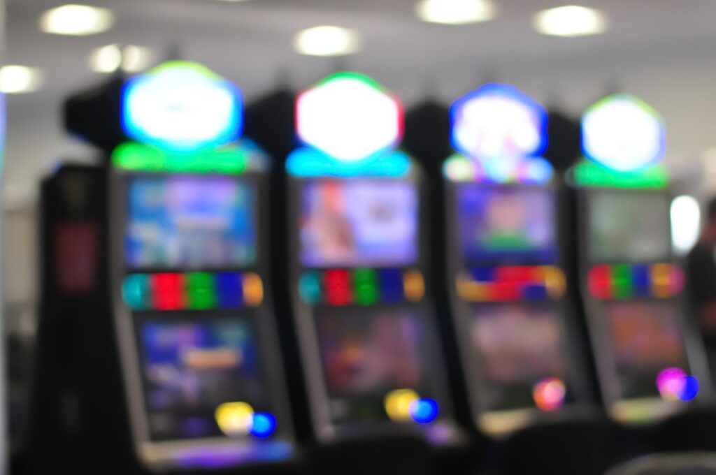 Rij verlichte gokkasten naast elkaar in een casino