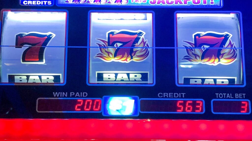 Gokkast met drie rode zevens en jackpot